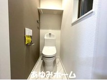 ◆上野西・新築２階建・敷地５８坪・ガレージ２台・大きな庭◆　【一戸建て】 【トイレ写真】 節水温水ウォシュレット付きのトイレ♪壁付けのリモコンで操作が簡単にできます♪