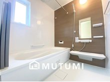 FIRST TOWN　奈良市四条大路　第７期　全４邸　【一戸建て】 現地写真（浴室） 浴室暖房乾燥機付き。１坪タイプで広々です。