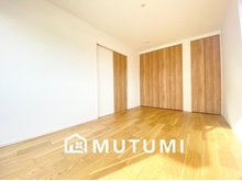 FIRST TOWN　奈良市四条大路　第７期　全４邸　【一戸建て】 現地写真（寝室） 木目の美しさを際立たせるシンプルデザインの建具を使用しています。