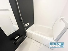 レジオン東大阪 浴室はリフォーム済となっております♪ 近年のユニットバスの仕様になりますので、お手入れやお掃除などが楽々ですよ☆ また棚もついておりますので、小物関係を置いて頂くが出来ます♪