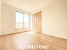 園部町横田２号 2090万円・2290万円 現地写真（洋室）　 木目の美しさを際立たせるシンプルデザインの建具を使用しています。