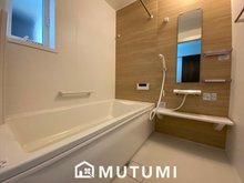 FIRST TOWN　京都市伏見区醍醐辰巳町　第１期　全２邸　【一戸建て】 現地写真（浴室） 浴室暖房乾燥機付き。１坪タイプで広々です。