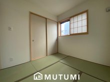 FIRST TOWN　京都市伏見区醍醐辰巳町　第１期　全２邸　【一戸建て】 現地写真（和室） 大壁仕様の新和室。くつろぎの空間です。