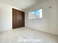 FIRST TOWN　京都市伏見区醍醐辰巳町　第１期　全２邸　【一戸建て】 現地写真（洋室） 木目の美しさを際立たせるシンプルデザインの建具を使用しています。