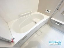 川田１（吉田駅） 2880万円 浴室は爽やかなホワイトをベースとした清潔感のあるデザインとなっております♪ 浴槽もゆったり腰掛けて頂けるタイプになりますので、家事でお忙しい奥様やお仕事で疲れたご主人様など体を癒して頂けます♪