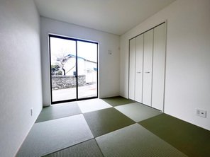 クレイドルガーデン海南市多田第４　【一戸建て】 リビング隣の和室は、趣ある安らぎ空間。来訪時や家事スペースとしても重宝します