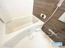 エスペラント高安 浴室はブラウン調をアクセントとしたお洒落なデザインとなっております♪ ユニットバスは水はけが良く汚れがたまりにくいのでお手入れがしやすいのが特徴的です☆ 休日のお掃除の負担が軽くなりますね♪