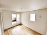 摩湯町（久米田駅） 2380万円 ２階５帖の洋室 明るいフローリングと白基調のクロスはどんなインテリア家具でも合います！