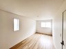 摩湯町（久米田駅） 2380万円 ２階９帖の洋室 明るいフローリングと白基調のクロスはどんなインテリア家具でも合います！