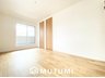 龍田西５（新王寺駅） 2480万円 現地写真（寝室） 木目の美しさを際立たせるシンプルデザインの建具を使用しています。