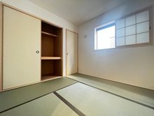 FIRST TOWN　奈良市古市町　第１期　全２邸　【一戸建て】 現地写真（和室） 大壁仕様の新和室。くつろぎの空間です。