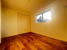 FIRST TOWN　奈良市古市町　第１期　全２邸　【一戸建て】 現地写真（洋室） 木目の美しさを際立たせるシンプルデザインの建具を使用しています。