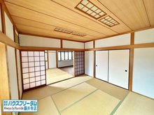 大字高井田（高井田駅） 2780万円 二階部分の６帖の和室の隣に８帖の和室が存在します。床の間、収納もございます。