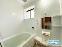 小若江１（長瀬駅） 2480万円 浴室は爽やかなホワイトをベースとした清潔感のあるデザインとなっております♪ 浴槽もゆったり腰掛けて頂けるタイプになりますので、家事でお忙しい奥様やお仕事で疲れたご主人様など体を癒して頂けます♪