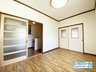小若江１（長瀬駅） 2480万円 洋室床材のデザインはシンプルなデザインを採用しておりますので、家電や家具などの色味が合わせやすくなっておりますので非常に便利ですね♪ ご家族でのインテリアをお楽しみ頂けます♪