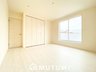 永原 2640万円 現地写真（寝室） 木目の美しさを際立たせるシンプルデザインの建具を使用しています。