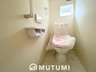 永原 2640万円 現地写真（トイレ） 汚れてもサッとひと拭きでお手入れ簡単、エコ仕様の温水洗浄便座付きのトイレです。 バリアフリーにも配慮しています。