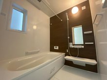 FIRST TOWN　桜井市大福　第３期　全２邸　【一戸建て】 現地写真（浴室） 浴室暖房乾燥機付き。１坪タイプで広々です。