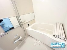 東大阪スカイハイツ 浴室は爽やかなホワイトをベースとした清潔感のあるデザインとなっております♪ 浴槽もゆったり腰掛けて頂けるタイプになりますので、家事でお忙しい奥様やお仕事で疲れたご主人様など体を癒して頂けます♪