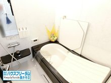 島泉６（高鷲駅） 2580万円 1日の疲れをいやしてくれる広々バスルームは追炊き機能付きオートバス、浴室乾燥機がついています