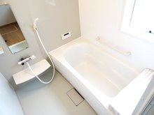 小明町 3080万円 現地写真（浴室） 浴室暖房乾燥機付き。１坪タイプで広々です。