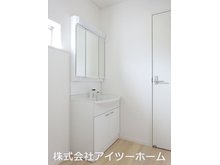 クレイドルガーデン大和高田市築山第４　【一戸建て】 たっぷりの収納を設けたシャワー付洗面台！機能性に優れ、お手入れも楽々です♪