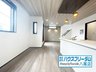 上之島町北５（河内山本駅） 3230万円 リビング床材のデザインはシンプルなデザインを採用しておりますので、家電や家具などの色味が合わせやすくなっておりますので非常に便利ですね♪ご家族でのインテリアをお楽しみ頂けます♪