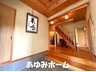 ◆四条畷市田原台　74坪・５LDK＋大型ガレージ2台・お庭ある伝統的な日本家屋◆ 【玄関写真】 明るい大型の玄関には日本家屋のゆったりとした広さがあり、伝統的な明かりを玄関を園室してくれます♪