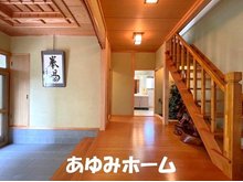 ◆四条畷市田原台　74坪・５LDK＋大型ガレージ2台・お庭ある伝統的な日本家屋◆ 【玄関写真】 玄関前のローカもかなり広く階段下には日本家屋にあった骨董品などが置けるスペースがあります♪