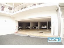 ヴェルシティ東大阪スカイ 本マンションには敷地内に駐車場がございます♪ お急ぎの朝などは非常に助かりますね♪ 屋根付きの為、雨の日でもご安心頂けます♪ 空き状況に関しましては、お気軽にご相談下さい♪