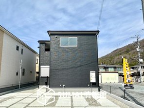 Livele　Garden.S　姫路市青山　第５期　全３邸　【一戸建て】 現地写真（外観） 【１号地】 雨で汚れを落とし、耐久性・耐候性に優れた外壁を使用しています。