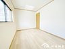 長尾谷町１（長尾駅） 2188万円 ■現地洋室写真■ 洋室の一つにトップライト(天窓)を採用しており、明るい洋室が完成しております。