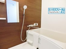 久宝寺グリーンマンション 浴室はリフォーム済となっております♪ 近年のユニットバスの仕様になりますので、お手入れやお掃除などが楽々ですよ☆ また棚もついておりますので、小物関係を置いて頂くが出来ます♪