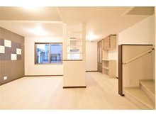 橋本不動産　東大阪市 花園西町1丁目（全2区画）　【一戸建て】 【2号地】2階 LDK16.6帖 ゆったりとしたスペースのあるキッチンは、ダイニング、リビングへスムーズにアクセスできるので、家事効率がアップ。キッチン横の棚は、ディスプレイなどに便利です。