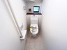 笠松２（りんくうタウン駅） 3698万円 ウォシュレット機能付きトイレは、清潔感がうまれる白色基調！ 窓付で、換気良好です