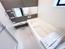 笠松２（りんくうタウン駅） 3698万円 マルチステップ仕様のバスルームはお子様との入浴にも使いやすい！小窓付きで入浴後や掃除の際の換気もスムーズです