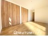 大字西安堵（法隆寺駅） 2490万円 現地写真（寝室） 木目の美しさを際立たせるシンプルデザインの建具を使用しています。
