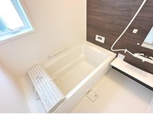 網干区新在家（山陽網干駅） 2580万円・2780万円 現地写真（浴室） 浴室暖房乾燥機付き。１坪タイプで広々です。