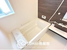 FIRST TOWN　姫路市網干区新在家　第３期　全２邸　【一戸建て】 現地写真（浴室） 浴室暖房乾燥機付き。１坪タイプで広々です。
