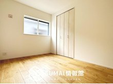 FIRST TOWN　姫路市網干区新在家　第３期　全２邸　【一戸建て】 現地写真（寝室） 木目の美しさを際立たせるシンプルデザインの建具を使用しています。