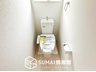 FIRST TOWN　姫路市網干区新在家　第３期　全２邸　【一戸建て】 現地写真（トイレ） 汚れてもサッとひと拭きでお手入れ簡単、エコ仕様の温水洗浄便座付きのトイレです。 バリアフリーにも配慮しています。