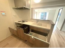 パレ京橋１番館 システムキッチン新調しました。大変便利な食洗機付き！物を出し入れしやすいスライド収納♪