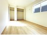 上野（新西脇駅） 1680万円 現地写真（寝室） 木目の美しさを際立たせるシンプルデザインの建具を使用しています。