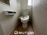 西生来町（平田駅） 1980万円～2180万円 現地写真（トイレ） 汚れてもサッとひと拭きでお手入れ簡単、エコ仕様の温水洗浄便座付きのトイレです。 バリアフリーにも配慮しています。