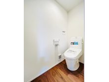 生駒市桜ケ丘新築戸建　【一戸建て】 トイレは1階、2階それぞれにございます。シンプルなホワイトを基調とした色合いです♪