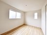 馬場２（樽井駅） 2180万円 ２階６．５帖、収納付き洋室 白ベースの壁紙とナチュラルな床色で温かみのある空間