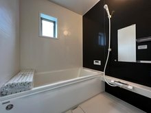 石原田町（耳成駅） 2580万円・2780万円 現地写真（浴室） 浴室暖房乾燥機付き。１坪タイプで広々です。