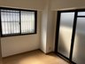 ブロードコースト須磨 角部屋、明るい洋室。