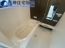 平岡町土山　戸建　【一戸建て】 浴槽はベンチタイプです。ゆっくりと入浴していただけます。現地（2023年8月21日）撮影