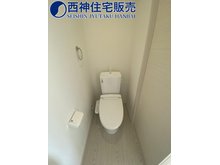 平岡町土山　戸建　【一戸建て】 1階のお手洗いです。ウォシュレット機能付きの高機能節水型トイレです。現地（2023年8月21日）撮影